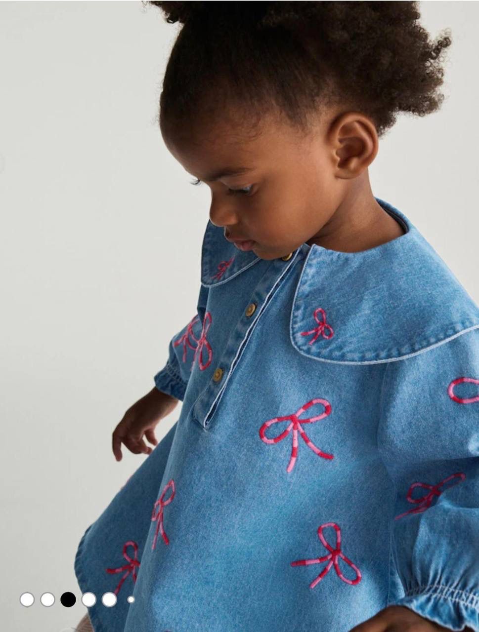 Fiyonk Nakışlı Bebe Yaka Denim Elbise